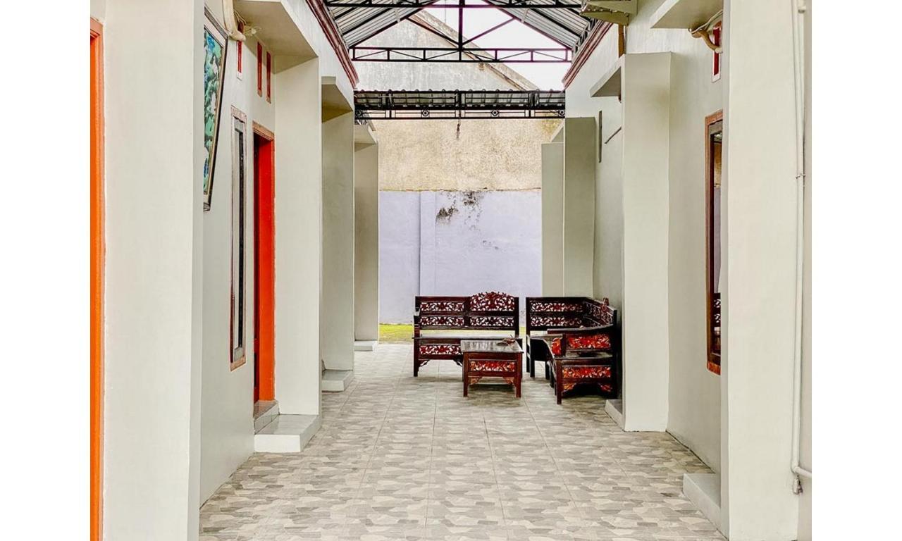 Griya Asri Syariah Mitra Reddoorz Hotel Rogojampi Buitenkant foto