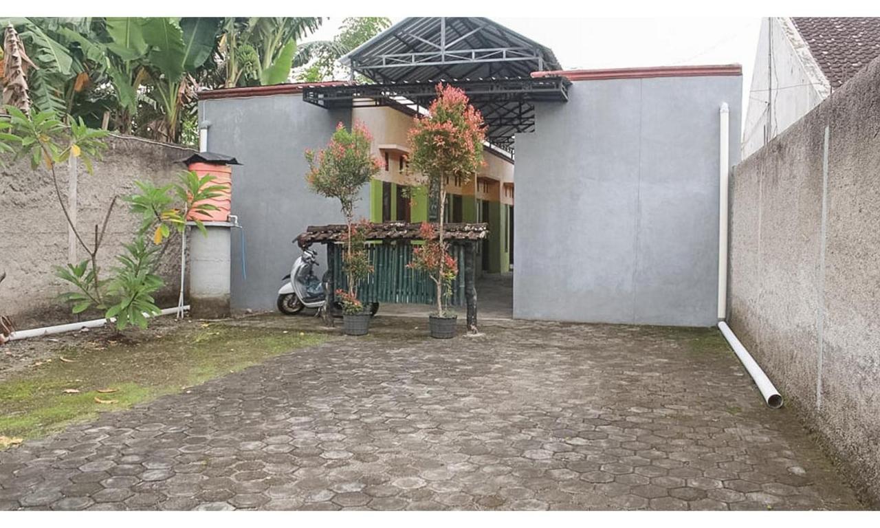 Griya Asri Syariah Mitra Reddoorz Hotel Rogojampi Buitenkant foto
